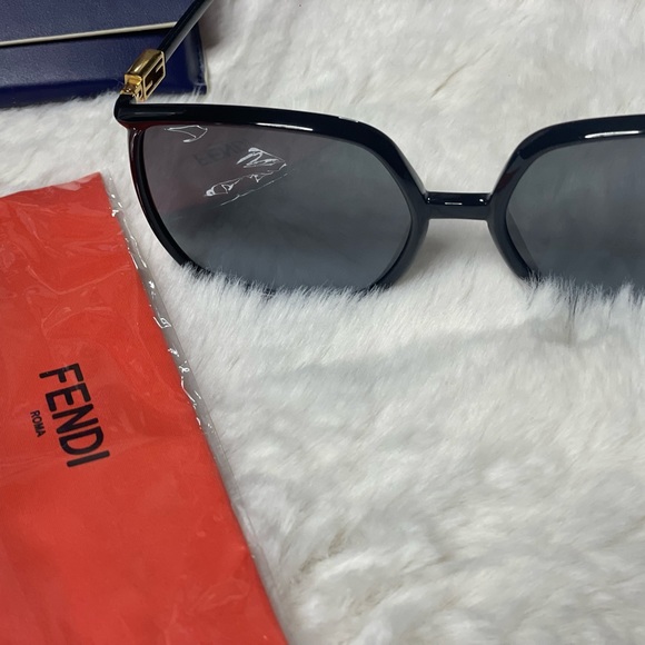 New with case - Picture 3 of 5